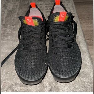 Nike Men's 7.5/Womens 9 Black and bright coral Flyknit Vapormax